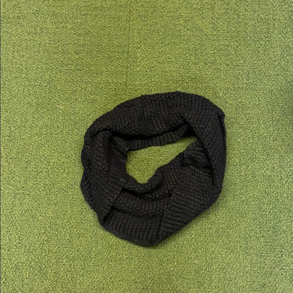 Circle black waffle knit scarf